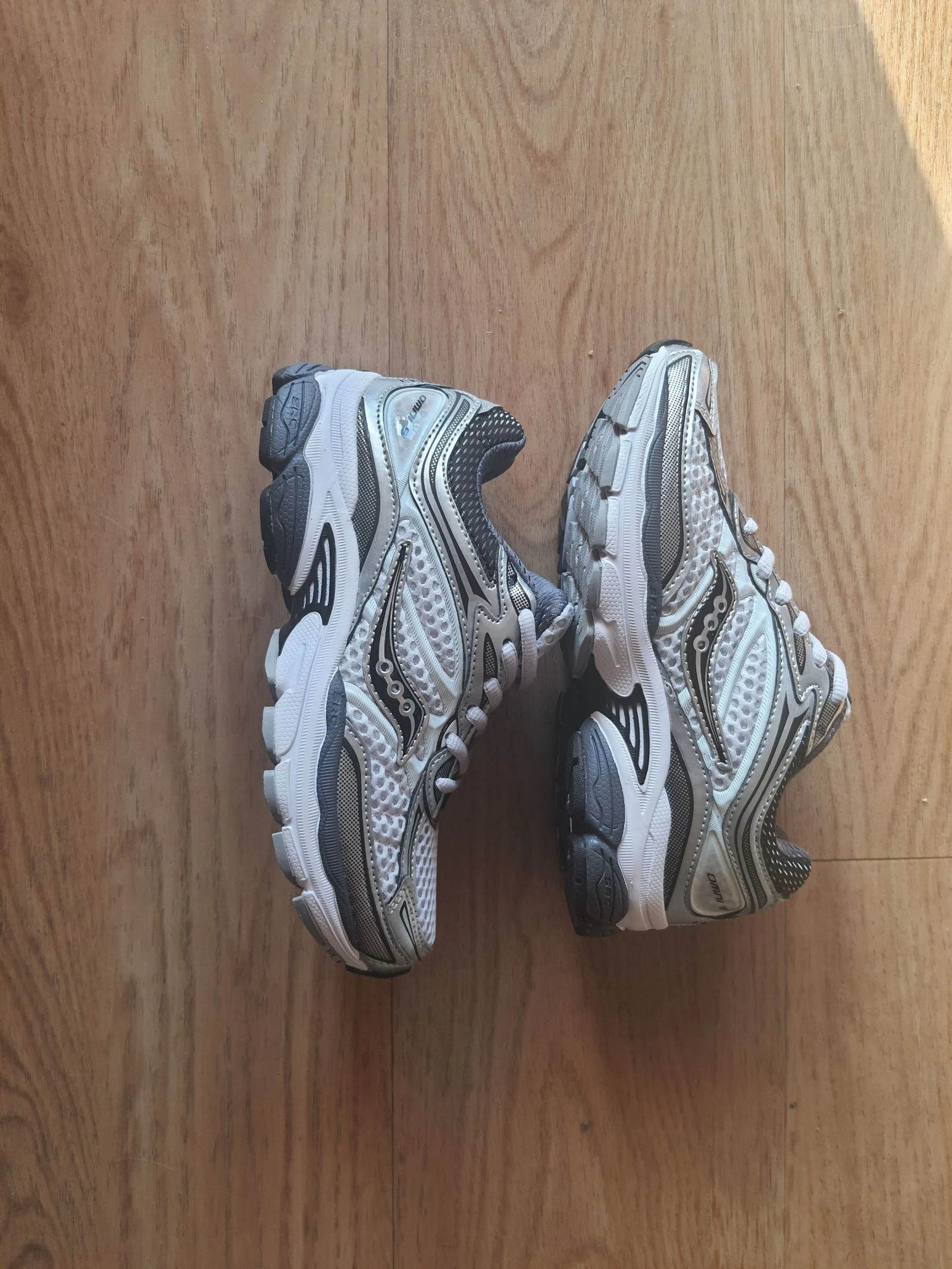 Saucony omni 9 taille 37 grey/whute